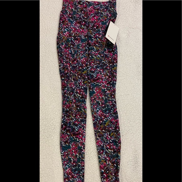 Lululemon NWT size 4 - Picture 2 of 2